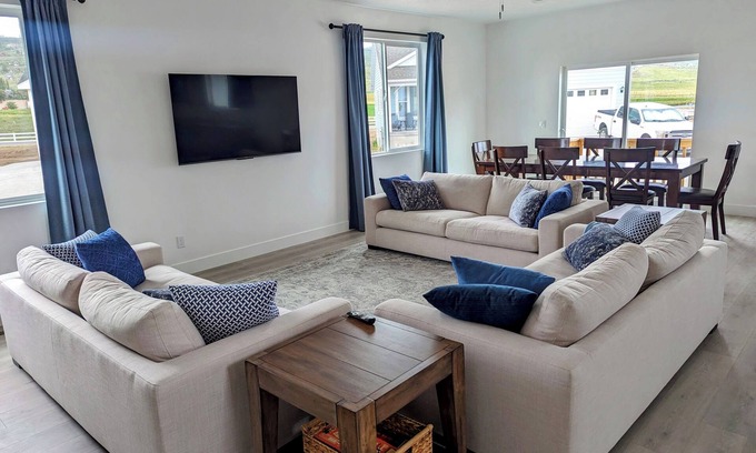 Sweetwater House | BeachVibe5 - Ideal Beach, 4BR, No cleaning fee & EV Plug