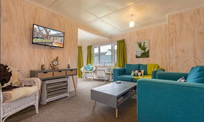 Foxton Beach House | Beachy Bach - With Brand New Spa Pool!