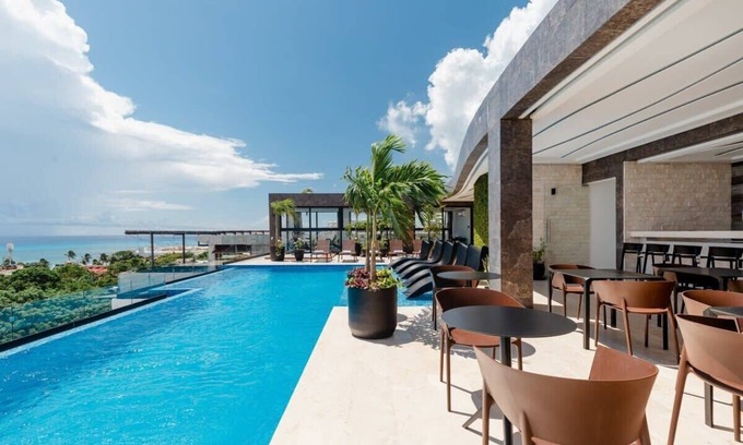 Downtown Apartment | Beachy Chic Stay, Rooftop Pool Onsite, Near 5th Av