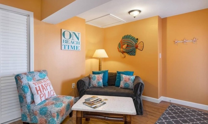Isle of Palms Condo | Beachy Isle of Palms Studio Condo only 1 Block From BEACH. King Bed!