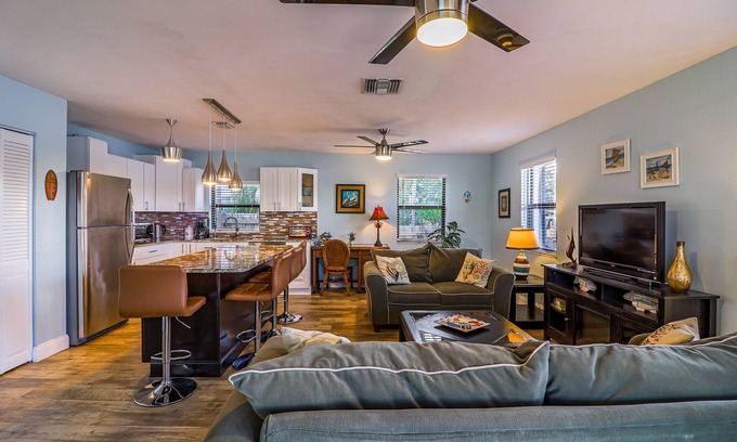 Lake Park House | Beachy Tiki on the Water!