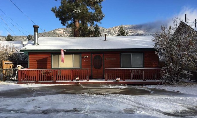 Big Bear City House | BEAR CABIN GETAWAY!(SPA) Pet Friendly Backyard