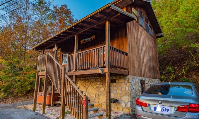 Caton Cabin | Bear cave cabin 2bd/2bth/HOT TUB