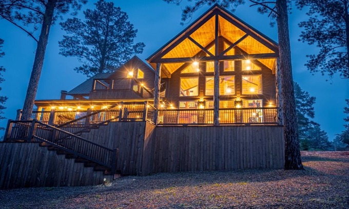 Broken Bow Cabin | Bear Country: Wood Fireplace, Hot Tub, Upscale Deck - Panoramic Ridge Retreat 🐻