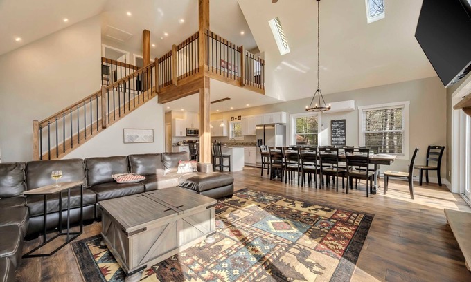 Jim Thorpe House | Bear Creek Bliss by AvantStay | Sleeps 16 + Game Room, Deck, Fire Pit!