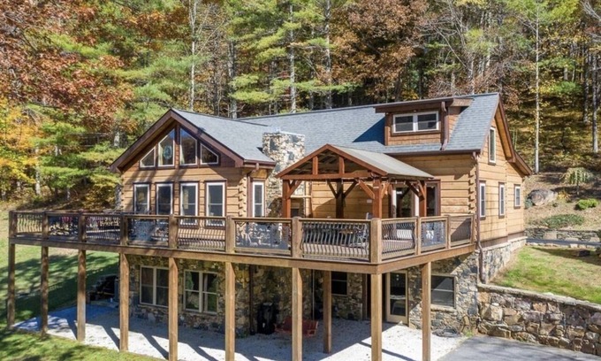 Burnsville Cabin | Bear Creek Cabin! Hot Tub+Fire Pit, Fireplace, Mtn Lodge, Private, WiFi, Grill!