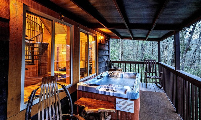 Helen Cabin | Bear Creek Lodge and Cabins in Helen Ga - Pet Friendly, River on Property, Walking Distance to downtown Helen
