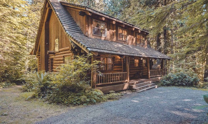 Welches Cabin | Bear Den Log Cabin - Classic Family Mountain Retreat, Fireplace, Dogs Welcome