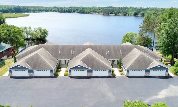 Tomahawk House | Bear Den Retreat - Lakefront Home on Beautiful Lake Nokomis