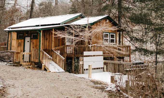 Beattyville Cabin | Bear Lair: Luxe cabin, private lake, caves, trails, fast WiFi @ Bear Track Lake