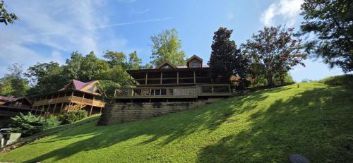 Caryville House | Bear Moon Lodge