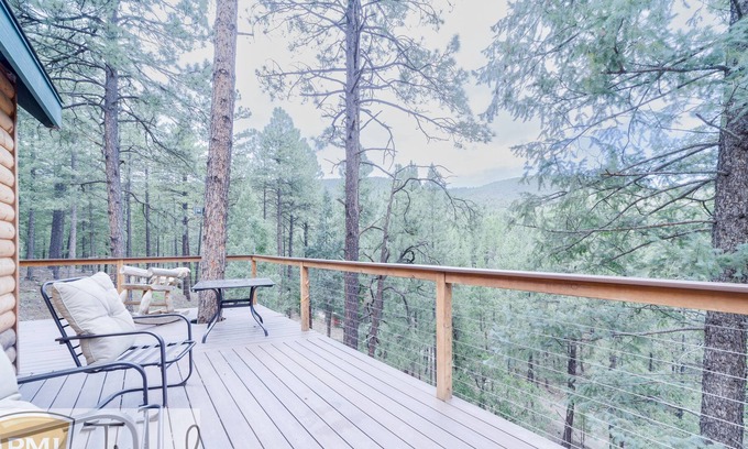 Prescott House | Bear Mountain Hideaway *Pool Table *Family Friendly *BBQ *In the Pines *Hiking & Biking