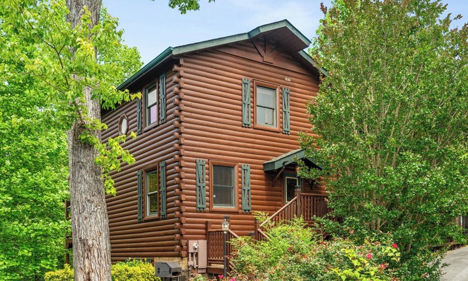 Hemlock Hills Cabin | Bear Path Lodge - Hot Tub, Fireplace, Game Room, Minutes to downtown Gatlinburg