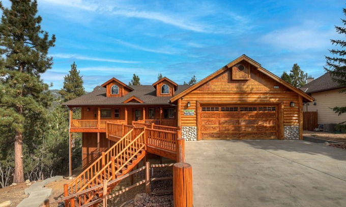 Castle Glen Estates Cabin | Bear Pause By Destination Big Bear:Castle Glen Estates Log Cabin Home! Pet Friendly! Fully Fenced! Pool Table! Spa!