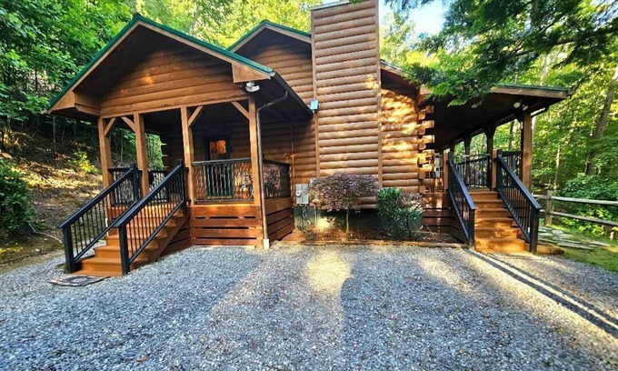Waynesville Cabin | Bear Pause-Updated cabin in Waynesville, NC; close to Maggie Valley & Asheville.