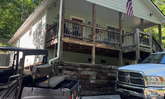 Unaka Cabin | Bear Paw, minutes to Lake Hiawassee walk to pool, fishing pond, and tennis.