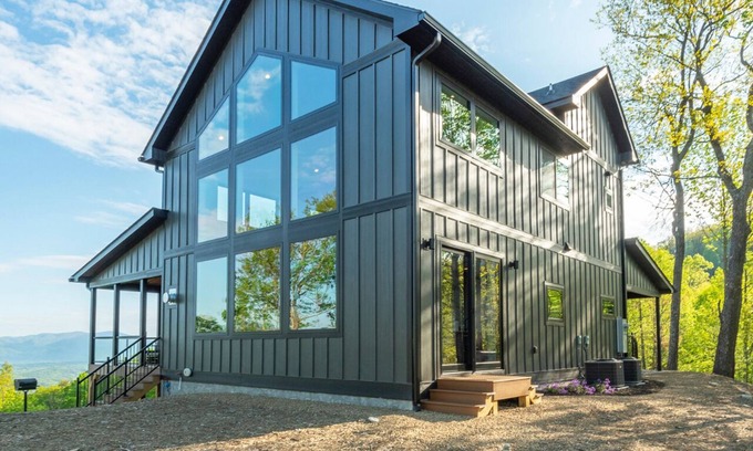 Old Fort House | Bear Ridge Retreat | Pet-Friendly New Build with VIEWS!
