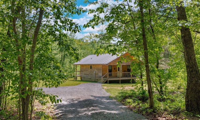 Fort Payne House | Bear's Den-hot tub, fire pit