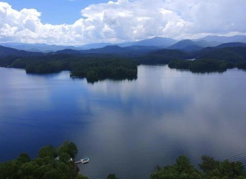 Santeetlah House | Bear's Mountaintop Home with Gorgeous Lake Views chalet