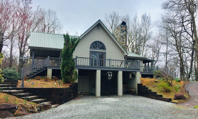 Brevard House | Bear's Rest, LONG RANGE MNT VIEWS! BIG COMFY DECK