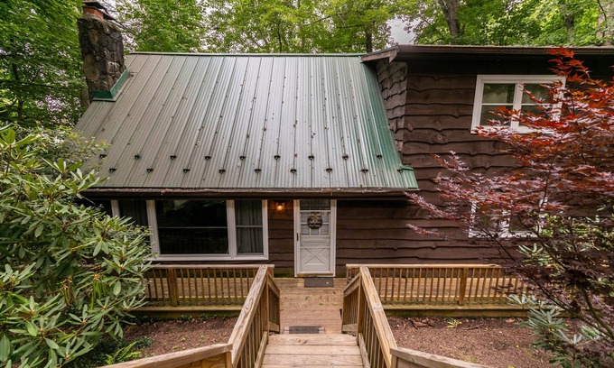 Fleetwood Cabin | Bear Valley in Fleetwood Falls - Walk to the New River!