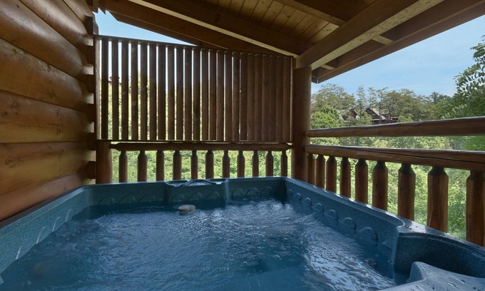 Sevierville Cabin | Bear Walker Lodge - Luxury Cabin, 2bd/2ba+Twin Bunks, Gated, Pools, Mini-Golf