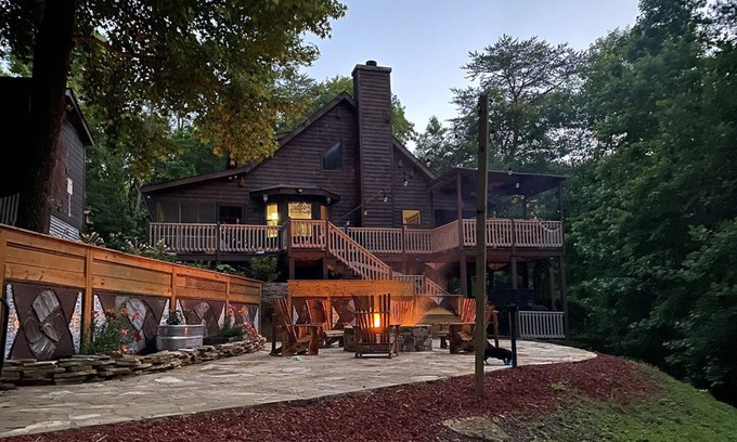 Helen Cabin | Bearadise- Dog Friendly with Incredible Outdoor Space, Fire Pit, and EV Charger