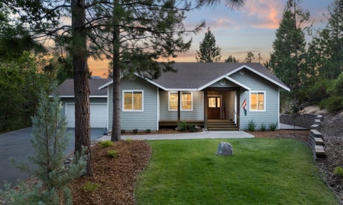 Mount Shasta House | Bearadise Lodge - Mount Shasta - Now with Air Conditioning!