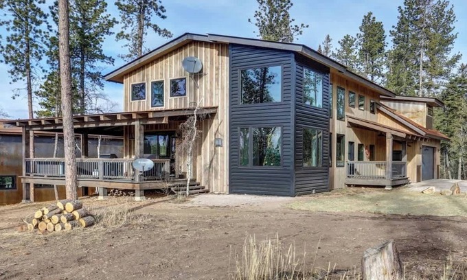 Lead House | Bearded Wonder – Hot tub, shuffleboard, foosball & modern rustic mountain luxury!