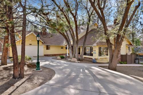 Fox Farm House | Bearfoot Lodge #2030 by Big Bear Vacations