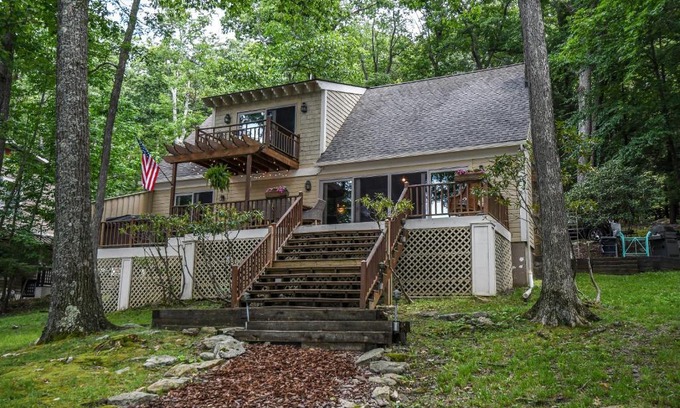 Oakland House | Bearfoot Lodge