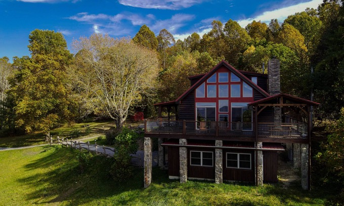 Fairview House | Bearwallow Lodge | Peaceful Retreat with Hot Tub and Outstanding Mountain Views