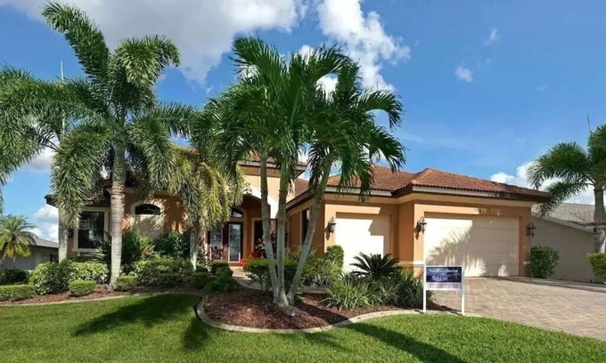 Caloosahatchee Villa | BEAT THE HEAT - 20% OFF YOUR DREAM GETAWAY - 3115 Riverhouse Queen