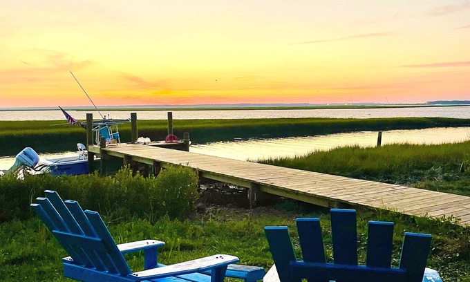 The Black Cat House | Beau Point: Dog-Friendly Waterfront w/dock "Where live oaks meet the sea…”