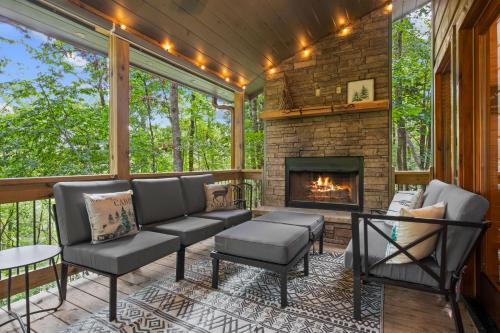 Blue Ridge House | BeauJax Cabin - Pet friendly, hot tub, game room, fireplaces, outdoor fire pit, gas grill - Blue Ridge, GA