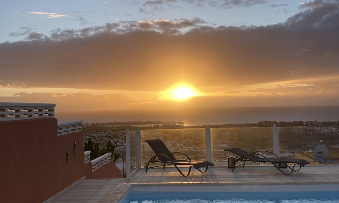 Caleta de Fuste Villa | Beautiful villa with spectacular views across Caleta.