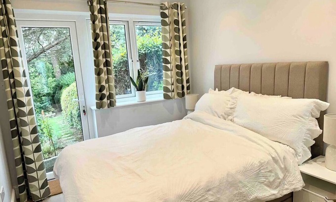 Carshalton South and Clockhouse Apartment | Beautiful Ground Floor Flat in South London - Little Vine
