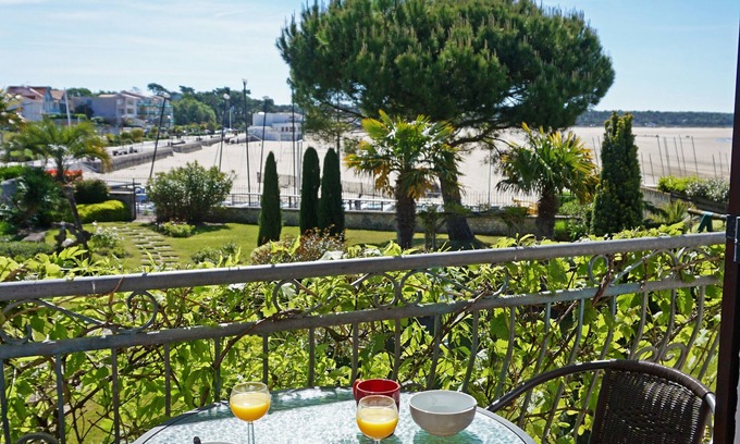 Saint-Georges-de-Didonne Apartment | Beautiful 4-person beachfront apartment with sea view