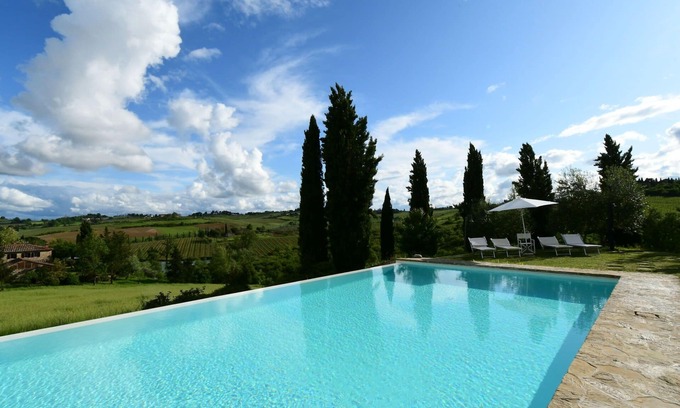 Quercegrossa Apartment | Beautiful apartment for 3 people with WIFI, A/C, pool, TV, pets allowed and parking, close to Si.