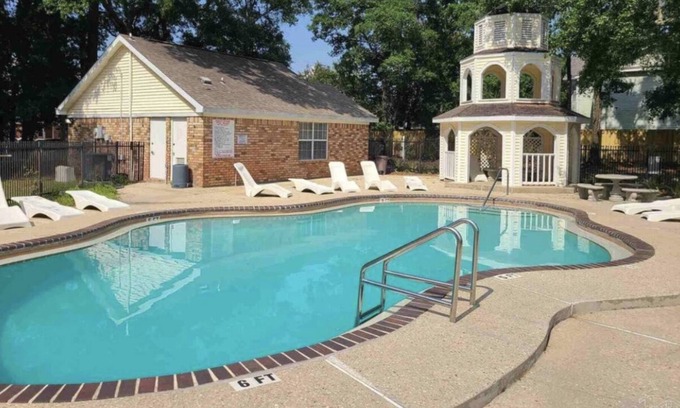 Brent Condo | Beautiful 1 bedroom 1 bath condo in a quiet complex with a pool