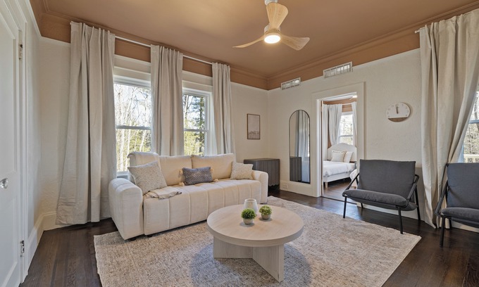 Thompsonville House | Beautiful 10-Bedroom Home for Group Getaways