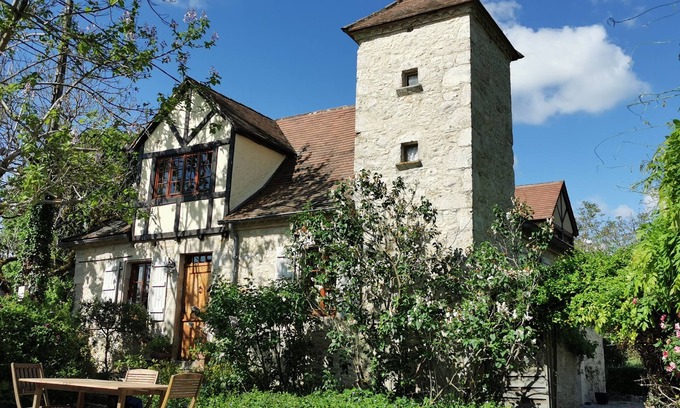 Meyronne House | Beautiful 18th Century Farmhouse in the Dordogne,sleeps 2, 4 or 8,with pool