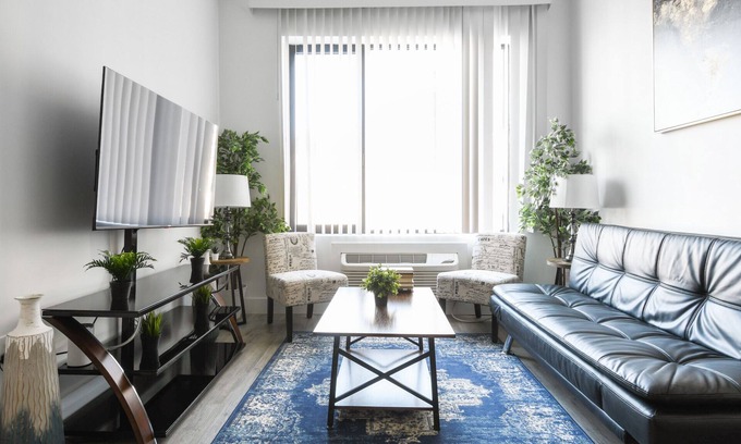 Elizabeth Apartment | Beautiful 1BR Close to Airport 3570