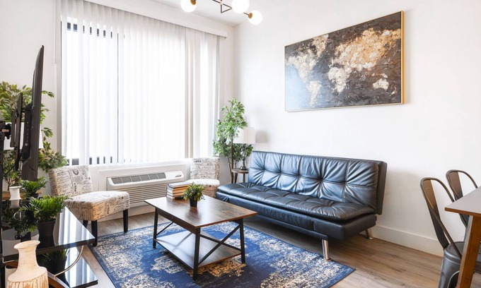 Elizabeth Apartment | Beautiful 1BR Near Airport 0531