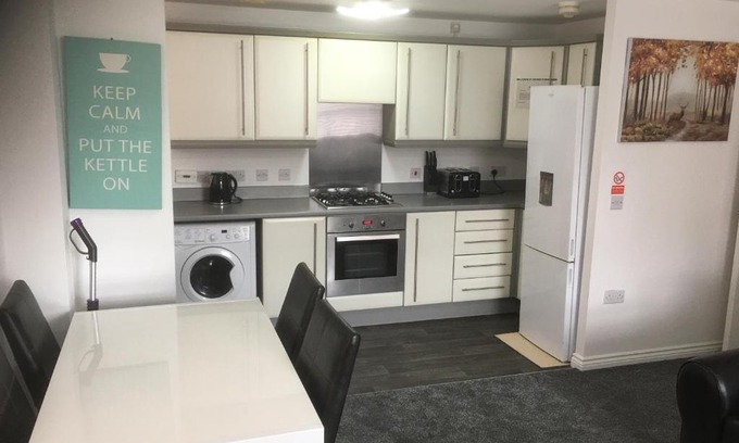 Corby Apartment | Beautiful 2 bed apartment with Parking and Wifi and 3 Smart TV's