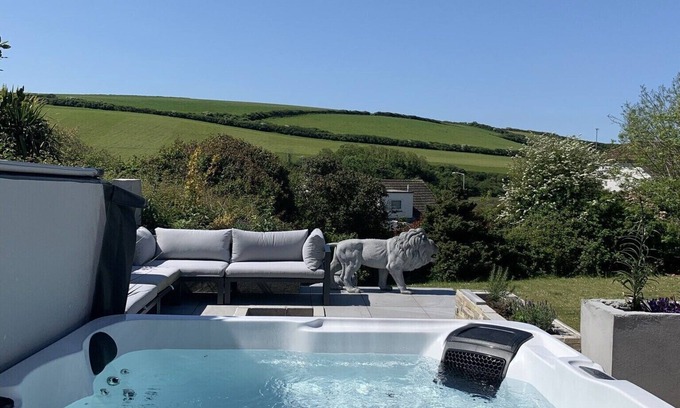 Newquay House | Beautiful 2 bed Bungalow With A Lovely Garden and a new hot tub. Dog friendly