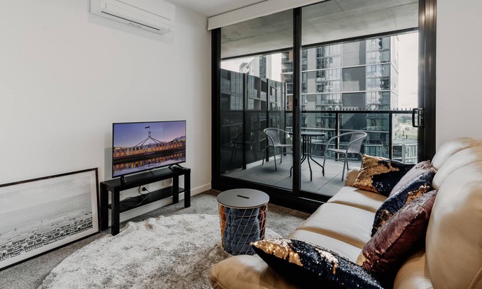 Belconnen Apartment | Beautiful 2-Bed Near Shops with Lakeside Views