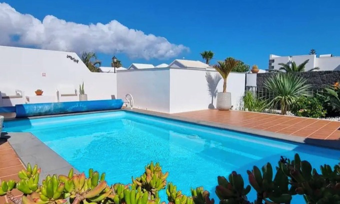 Playa Blanca Villa | Beautiful 2 bed villa with private pool in Parque Del Rey close to harbour
