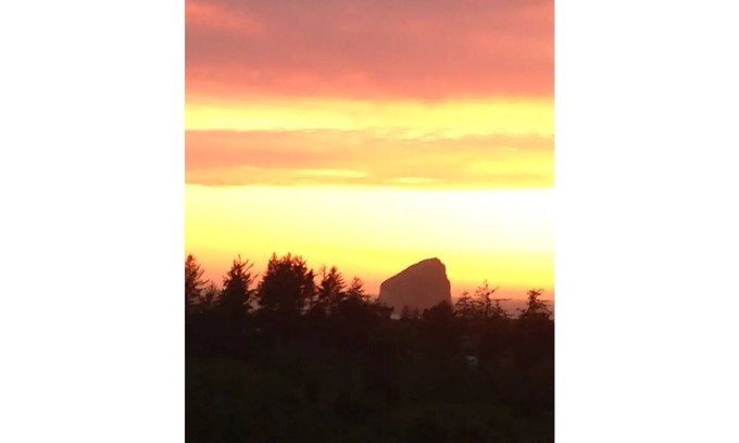 Oregon Coast House | Beautiful 2 bedroom w Deck& Hot Tub/Lower Level