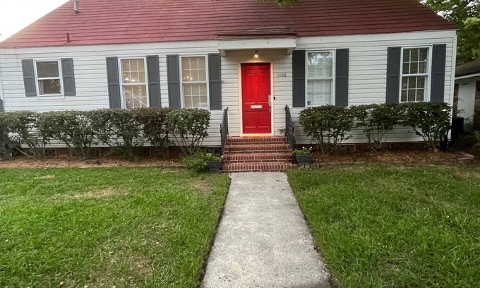Parkside House | BEAUTIFUL 2 BEDROOM 1930S HOME IN POPULAR PARK-SIDE. Two miles to River front